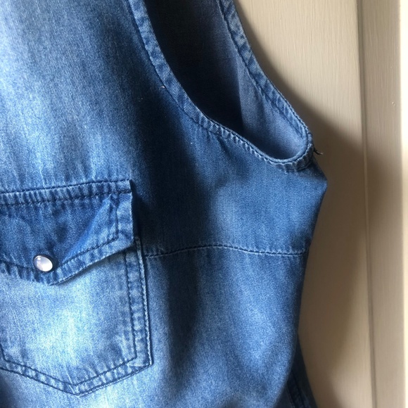 Denim Women's Sleeveless V Neck Button Down Blouse. Size M - Picture 7 of 12